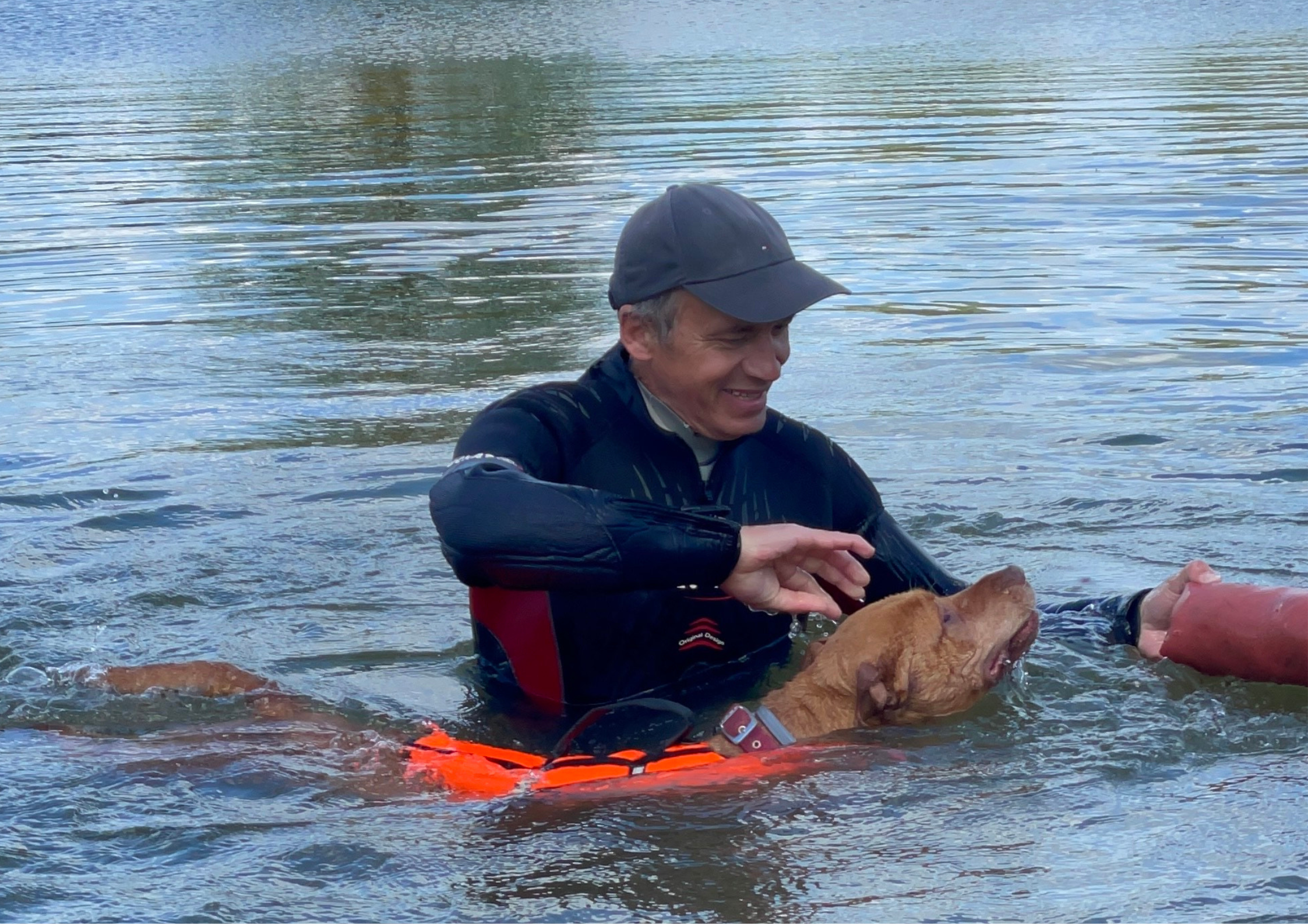 Jean-Marie FLORANCE avec un chien du refuge de la SVPA Brouvelieures, en sortie en eau douce